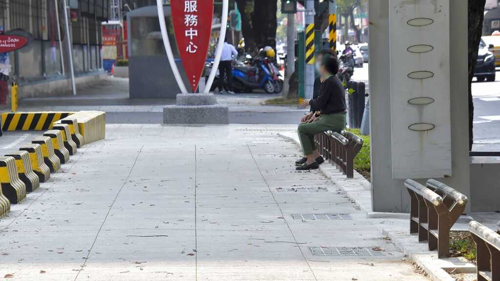 ▲人行道綠帶區旁首設座椅式欄杆，除作為區隔，也提供適當空間讓長者坐下喝口水、喘口氣。（高雄市工務局提供）